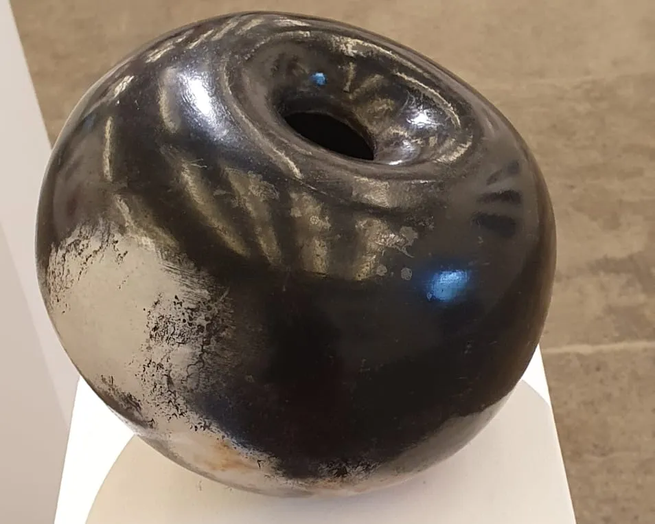 Handgeformt, terra sigillata, poliert, Kapselbrand