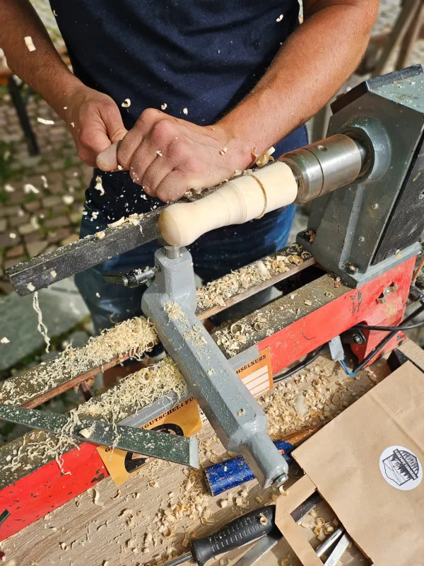 Arbeiten an der Drechselmaschine mit Holzkopf