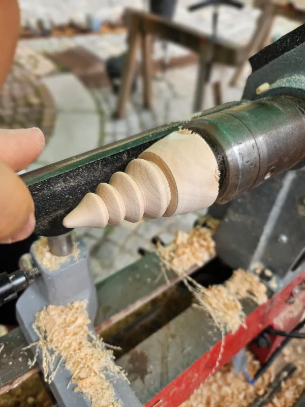 Arbeit an der Drechselmaschine