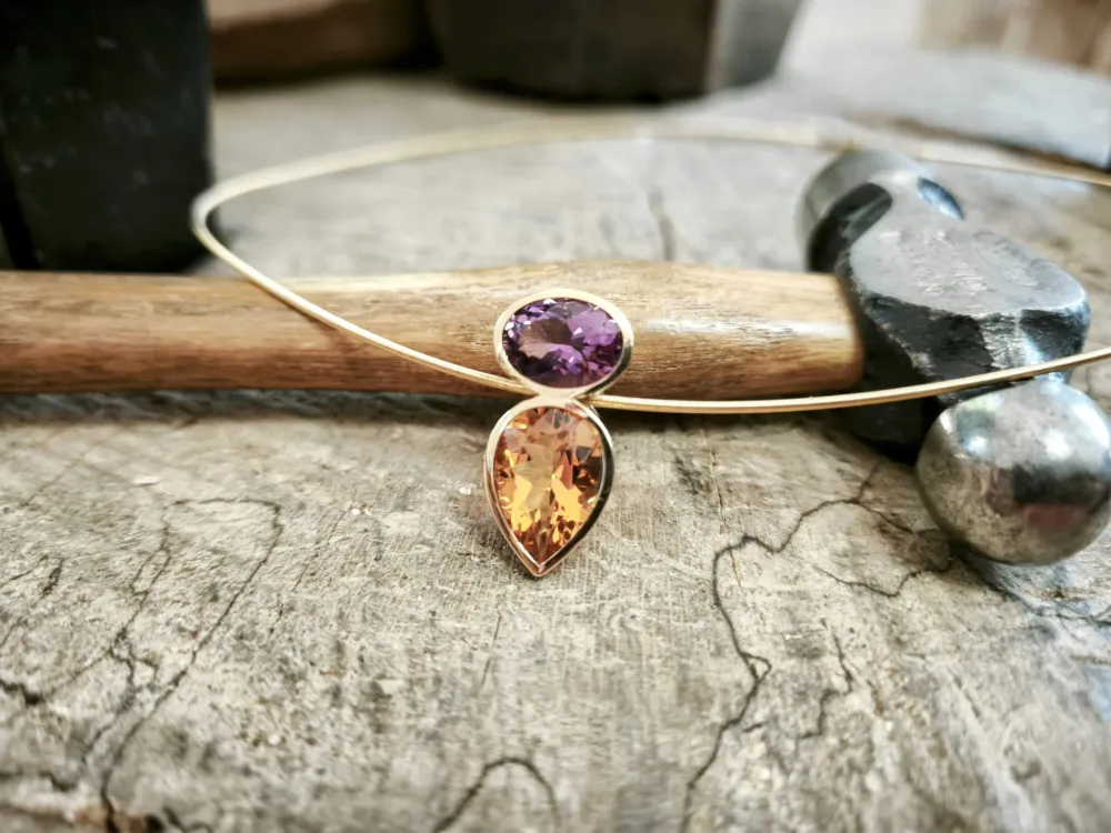 Goldanhänger mit Citrin und Amethyst auf Halsreif