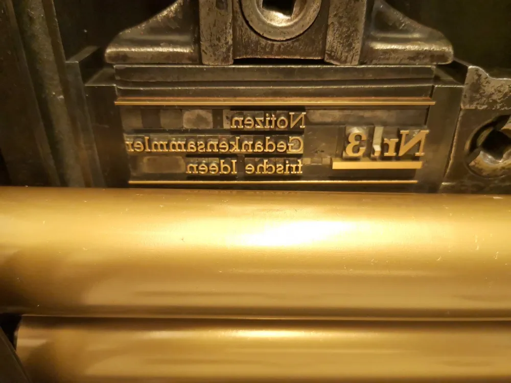 Schließrahmen in der Maschine, alles leuchtet gold