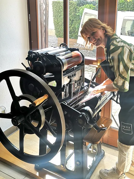Kathleen an der schönen alten Druckmaschine