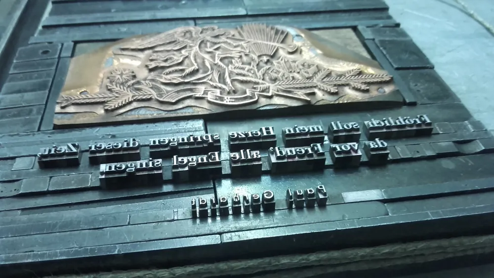 Blick über Bleilettern und Klischee