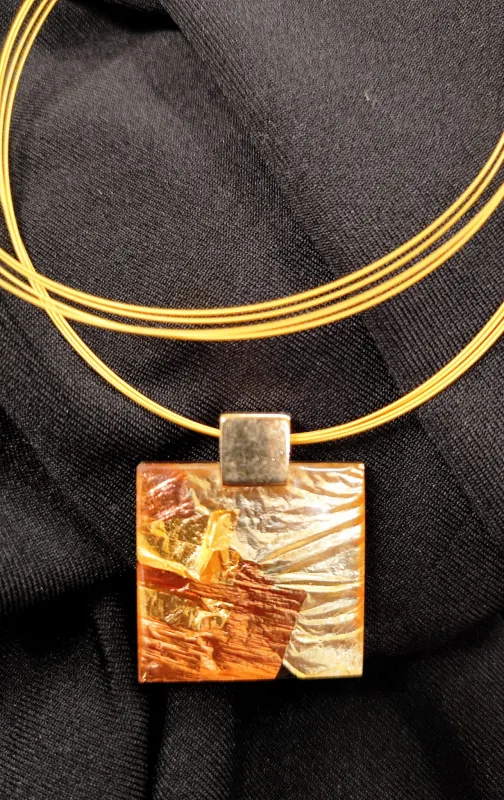 Exklusiver Schmuck aus Blattgold und Acryl - Designerin Barbara Feldmann (Schwabach)