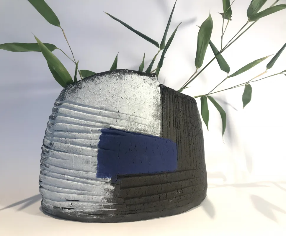 Keramikkunst Le Bleu, Vase aus schwarzem Ton mit weißer und blauer Engobe