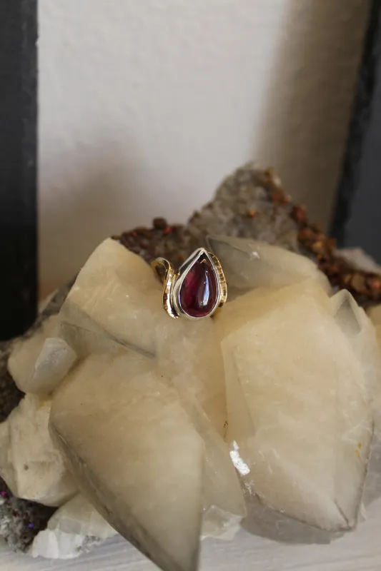 Rubellit in 18 K Gold, Ringschiene Silber 925