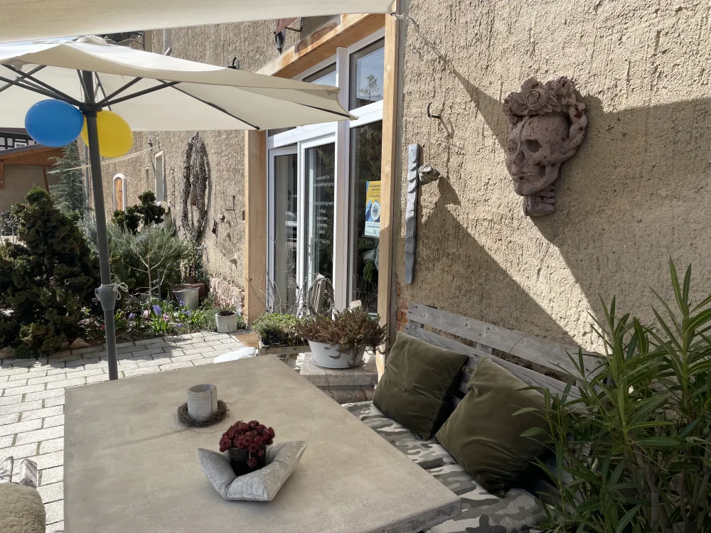 Blick aufs Atelier mit kleinen und großen Ausstellungstücken