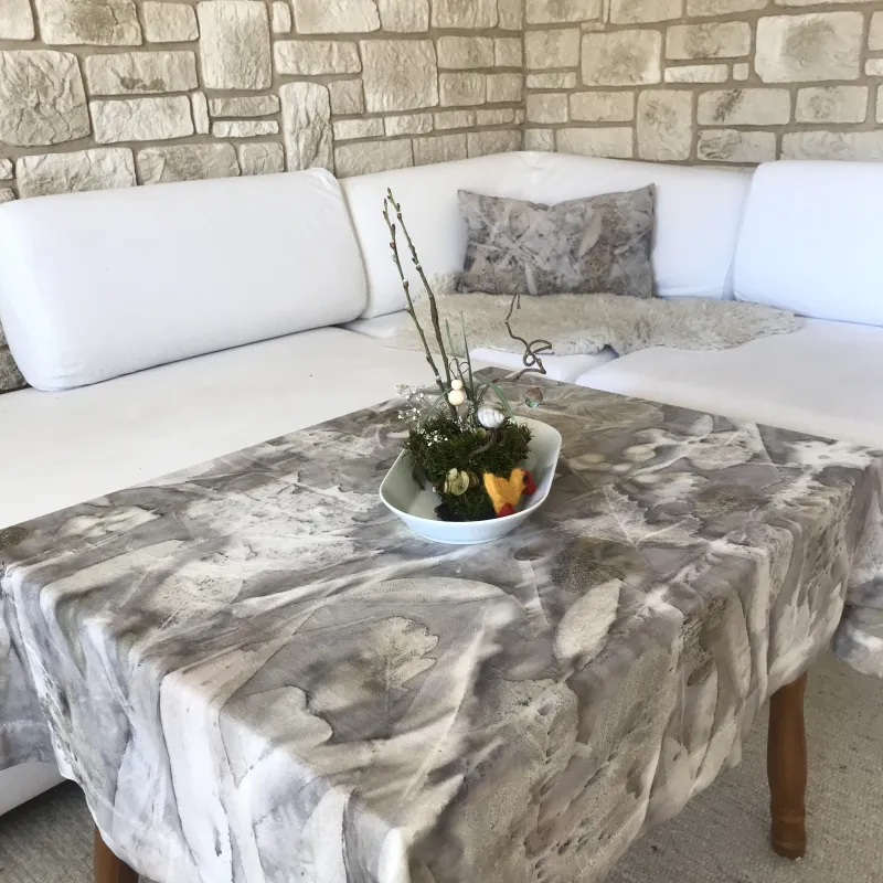 Andrea Eloma Speer Ecoprint auf Tischdecke und Kissen