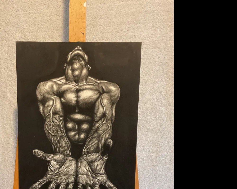 Kohle auf Papier. Zu sehen ist der nackte Oberkörper eines Mannes. Er hält seine Hände ausgestreckt vor seinem Körper mit den Handflächen nach oben. 