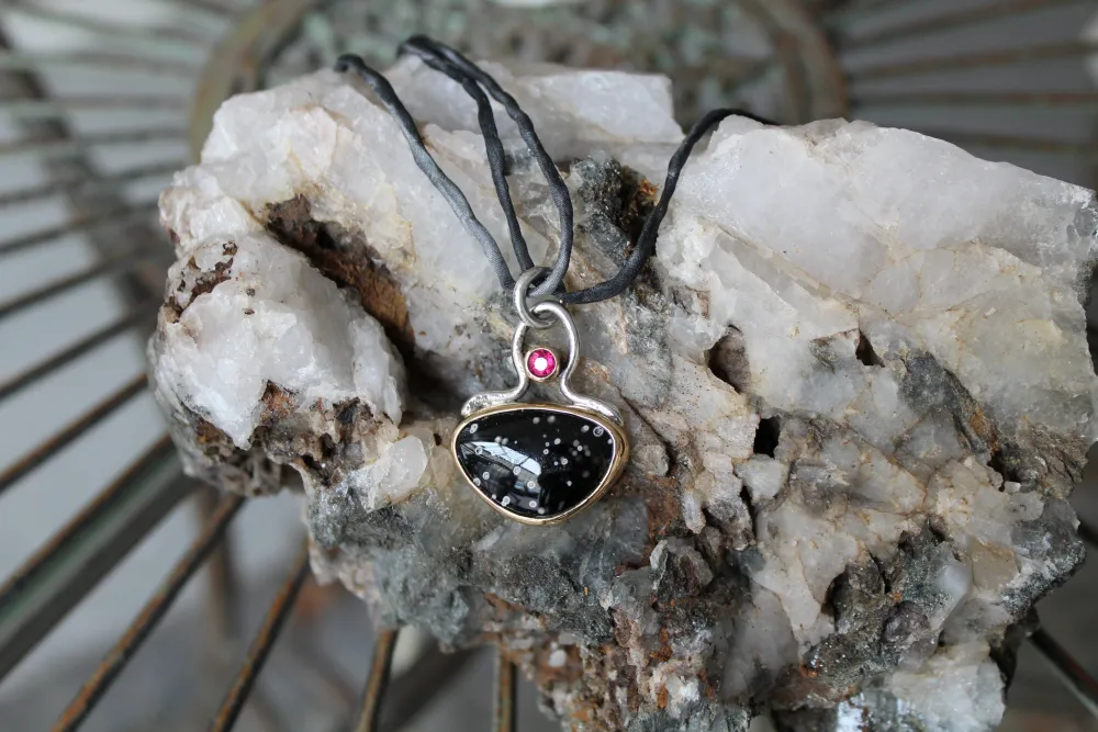 Schneeflockenobsidian von den Liparischen Inseln in 18 K Gold, Rubin