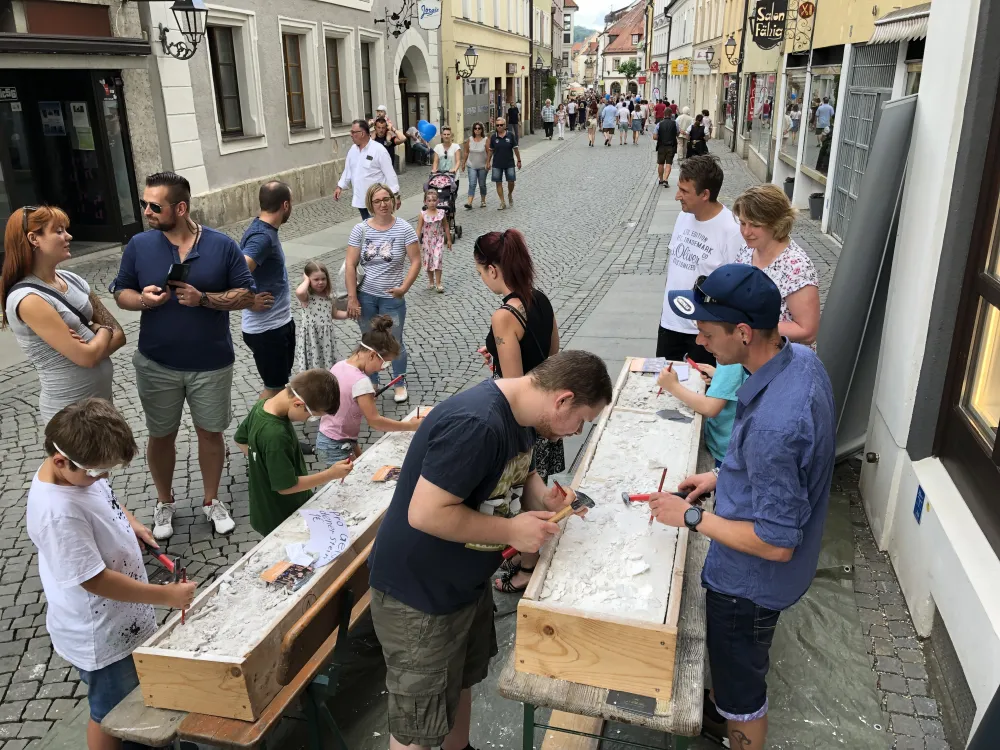 Edelsteine aus Gips ausgraben