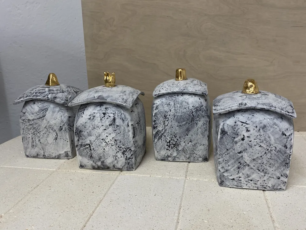 Dosen, Steinzeug mit Porzellan und Echtgold-Knauf