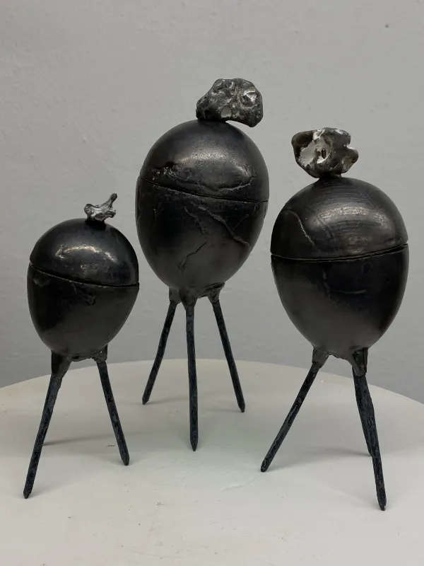 Dosen auf Nägeln mit Lochstein