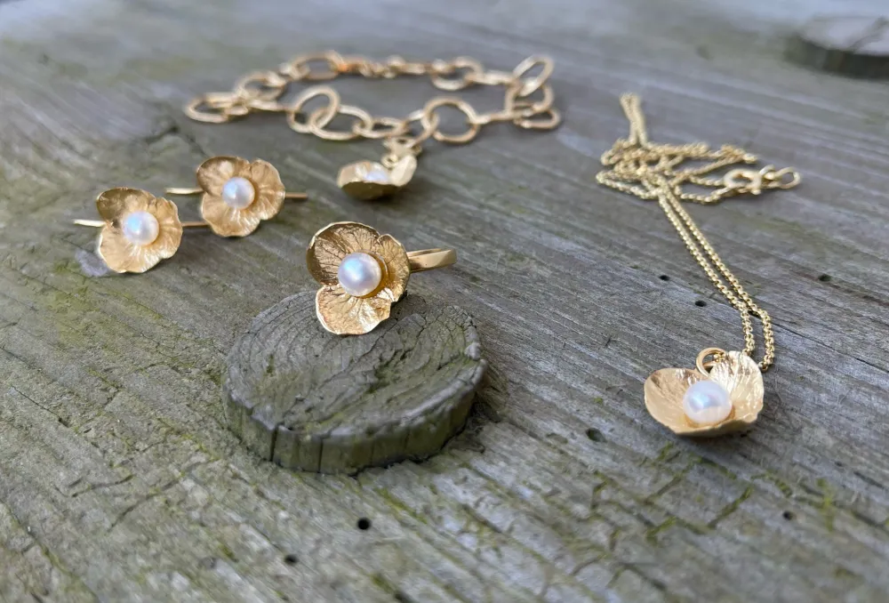 Natürlicher Blütenschmuck aus echten Hornveilchen
