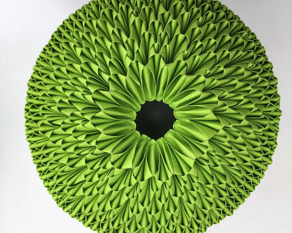 Grünes Papierobjekt von unten