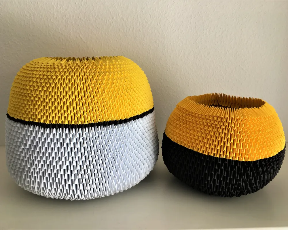 Papierobjekte in Gelb/Schwarz/Weiss