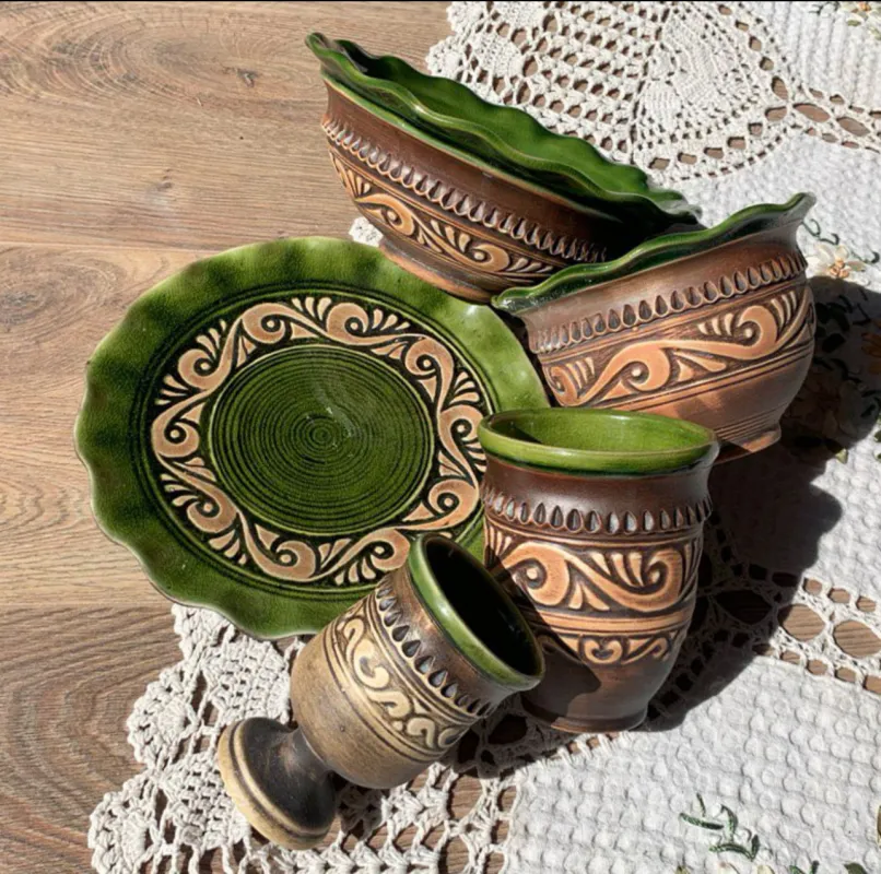 Handgefertigte keramische Tassen und Teller mit traditionellen ukrainischen Mustern