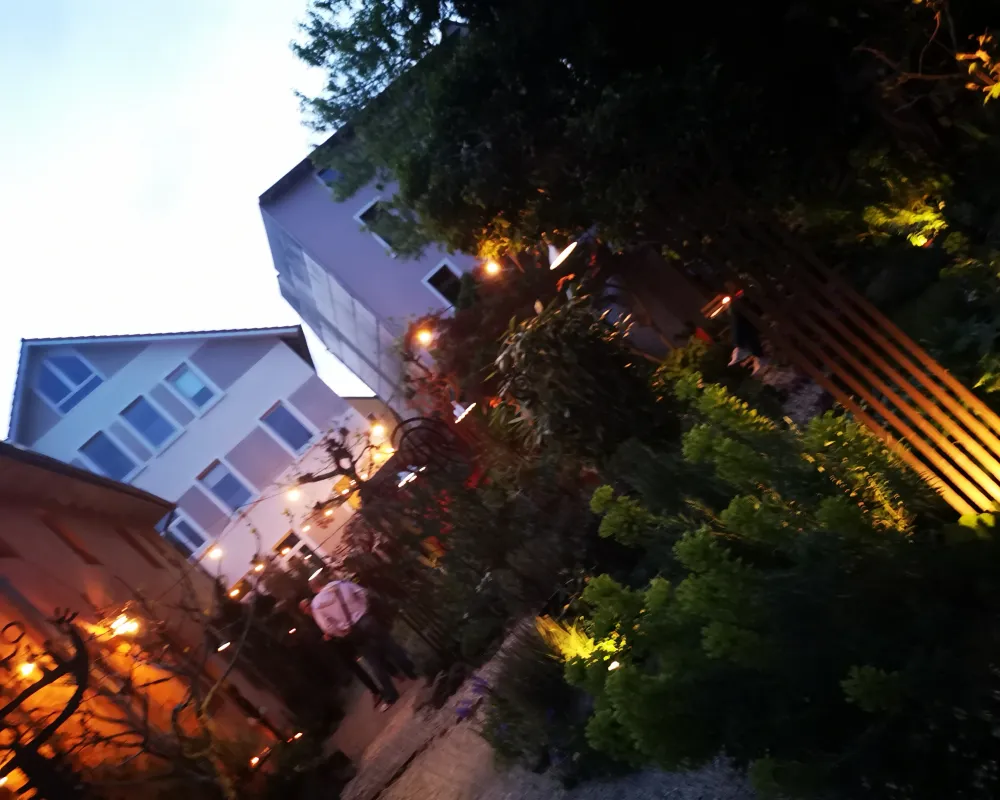 Nachtansicht Objektgarten mit Blick auf das Atelierhaus