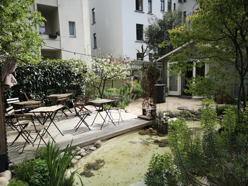 Stephanie Ahn Gartencafe´am Teich