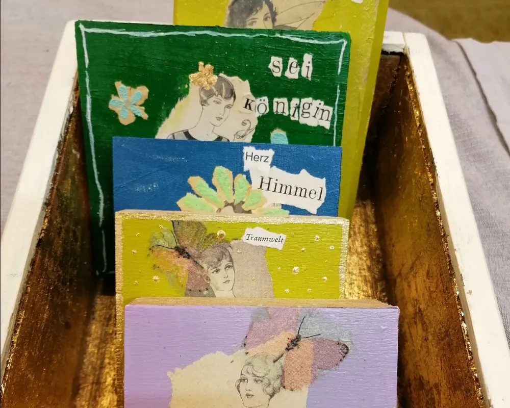 Collagen auf quadratischen Holztafeln