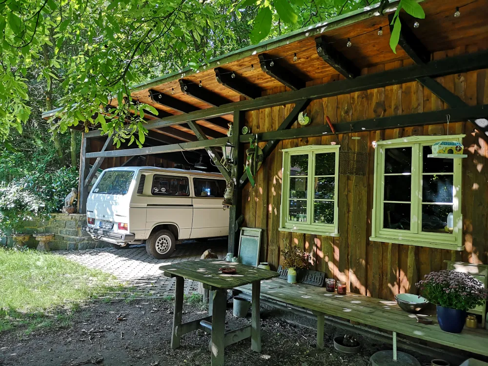 Der Holzwerkstatt- Schuppen (wird noch in diesem Jahr als rustikale urige Schauwerkstatt erweitert)