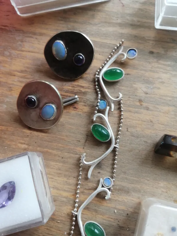 Knöpfe in Neusilber mit Amethyst und Opal, Entwurf Kette Silber mit grünem Achat(gefärbt)