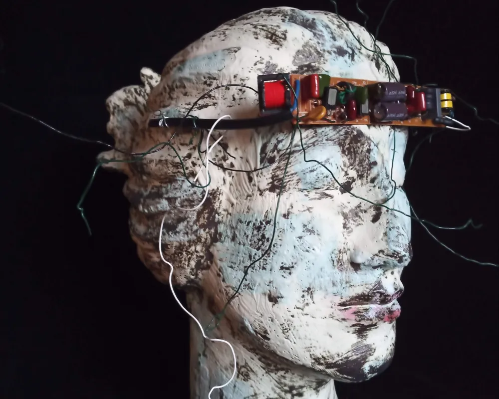 Keramikkopf, weiblich, "Die erschöpfte Frau"