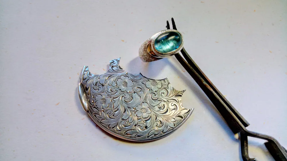 Naturfarbener Topas auf Jugendstil