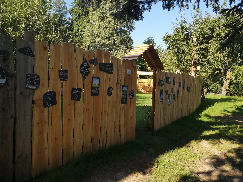 Zitatenzaun am Gartenausgang