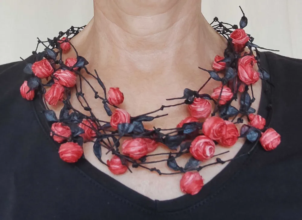 Collier aus schwarzem Papiergarn mit roten Papierblüten