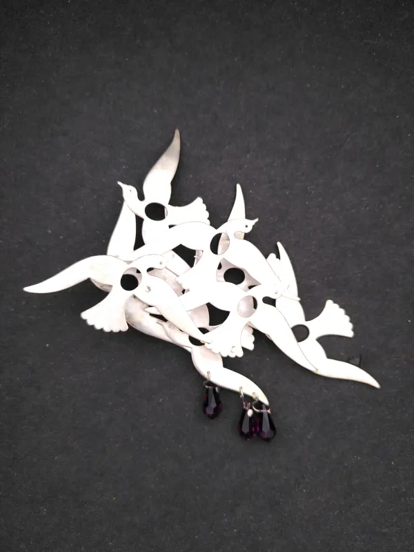 Brosche aus Silber mit Glastropfen, Schwalbenschwarm