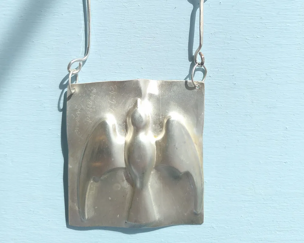 Collier mit Perlen und mit Silberanhänger mit Taubenrelief 