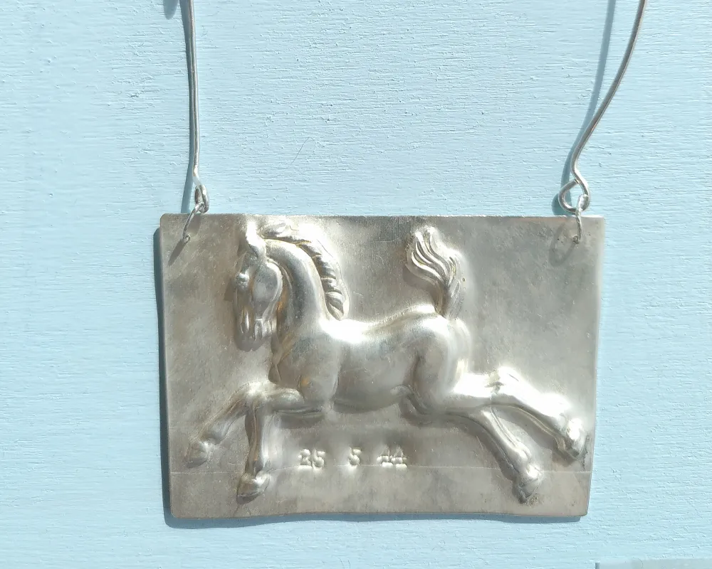 Collier mit Perlen und mit Silberanhänger mit Pferderelief 