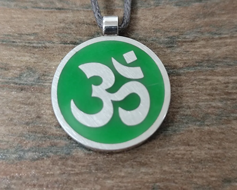 Anhänger "Om" aus Silber mit Colorit