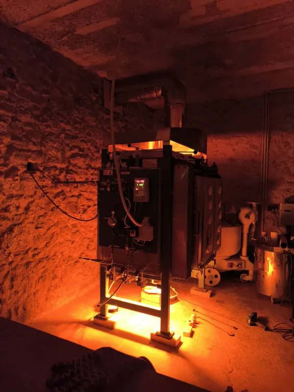 Hybrid-Gas-Holz-Ofen bei 1300 °C im Betrieb.