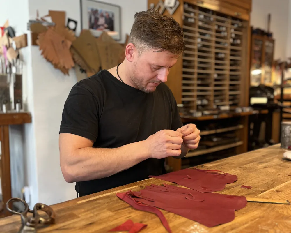 Handschuhmacher Nils Bergauer beim Zuschnitt eines Handschuhrohlings