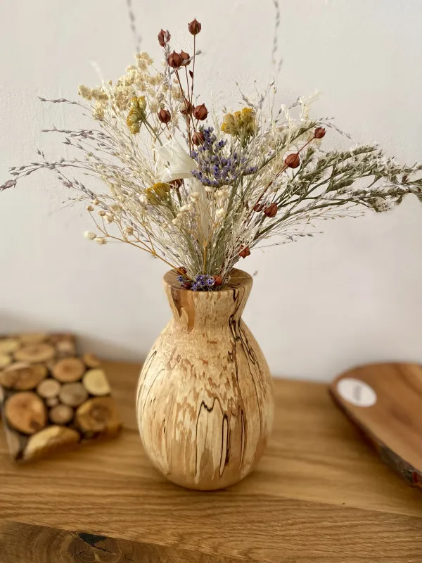 Holzvase mit Trockenblumen 