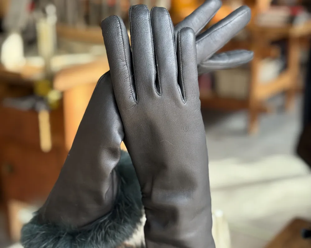 Eleganter Damenhandschuh mit Langschaft und Pelzrand