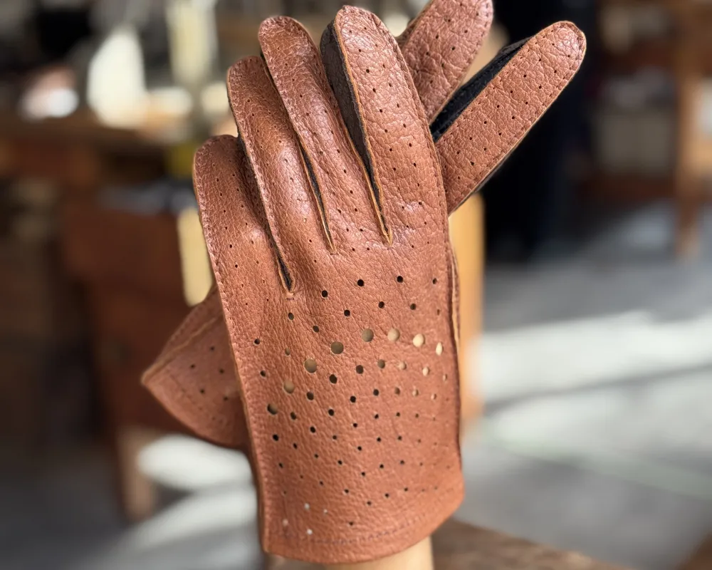 Perforierter Handschuh in Klassiknaht aus Peccary-Leder