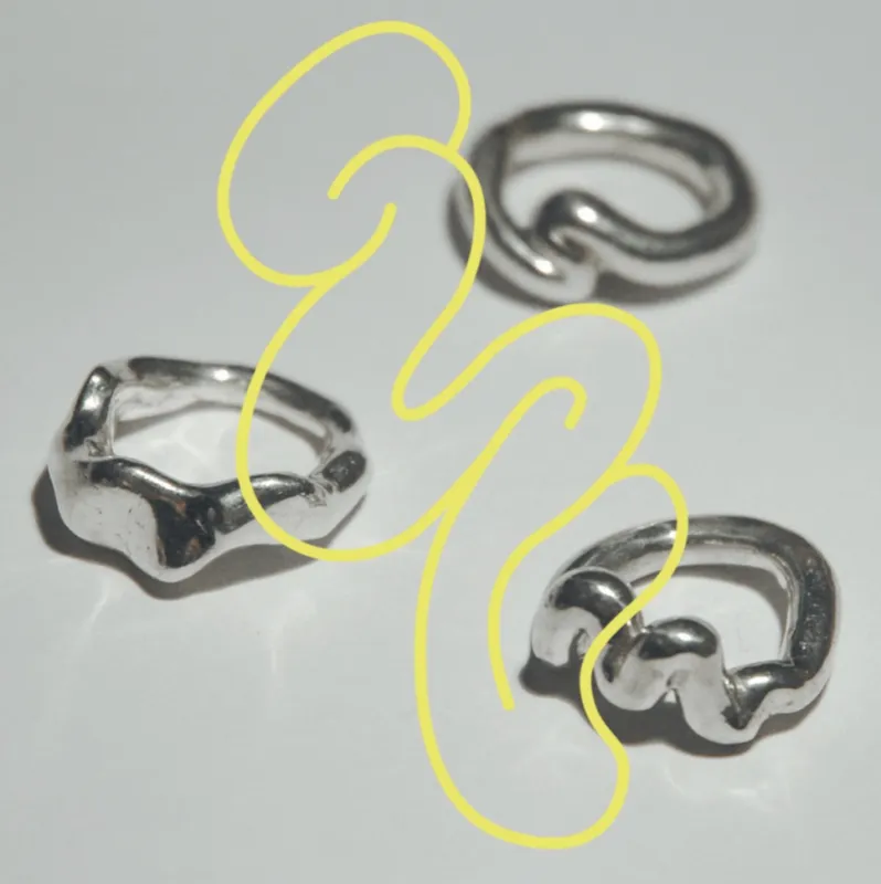 Drei Silberringe mit gelber Grafik