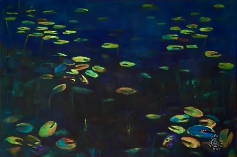 Das Bild zeigt den Blick auf einen Seerosenteich, es ist kein Ufer dargestellt. Die unterschiedlichen Blauschattierungen lassen in die Tiefe des Wassers mit Pflanzenteilen blicken. Auf der Wasseroberfläche schwimmen in Gruppen bunte Seerosenblätter. Es sind keine Blüten oder Knospen zu sehen.