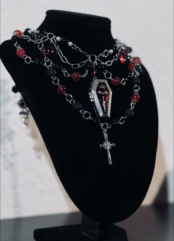 Selbst gemachte Kette auf schwarzer Büste 