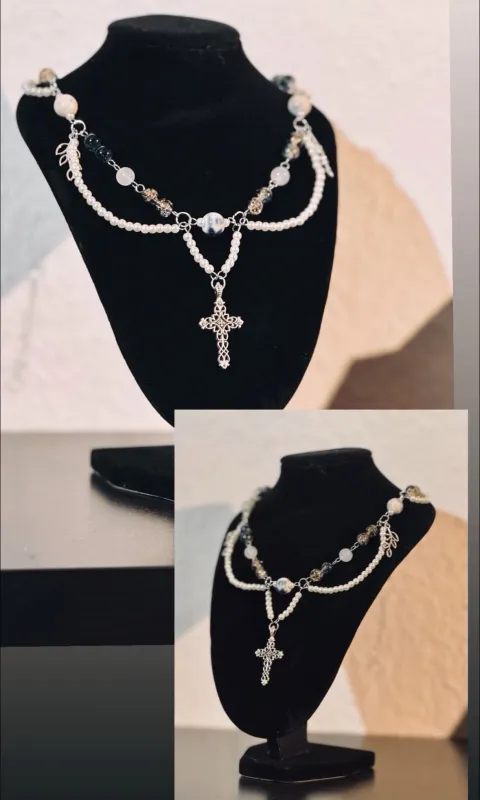 Selbst gemachte Kette auf einer schwarzen Büste