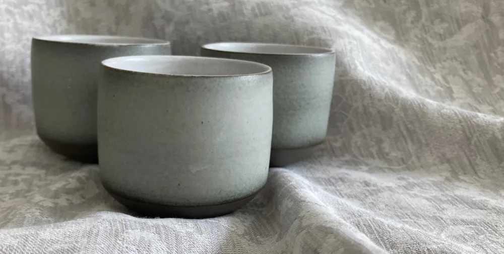 Drei graue Becher