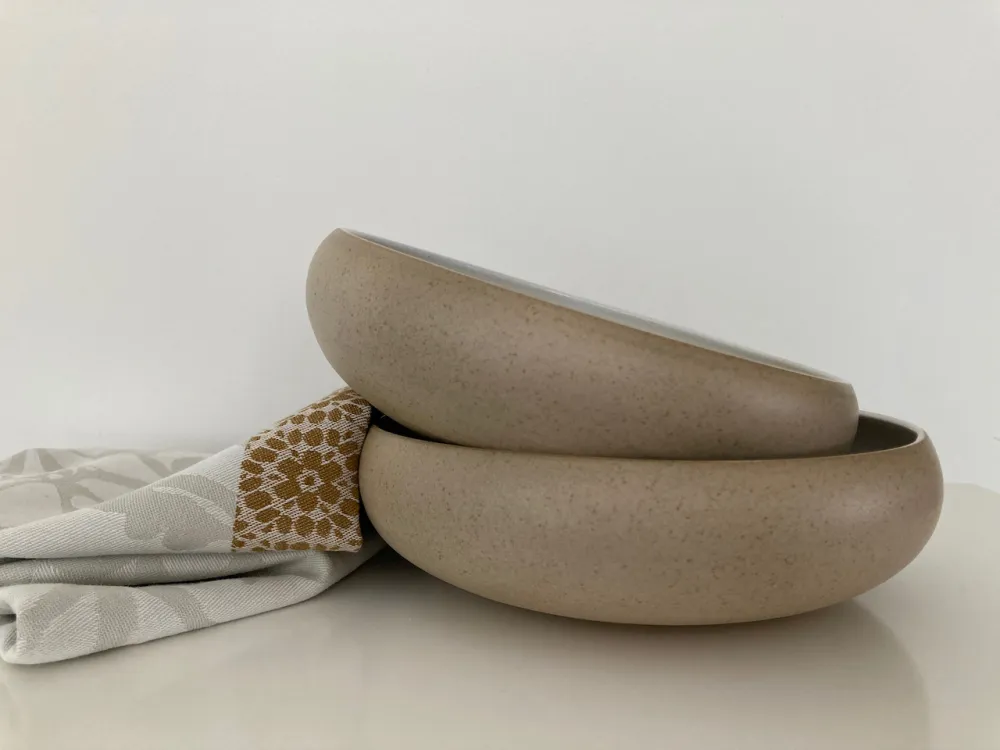 Zwei beige Schalen im Detail
