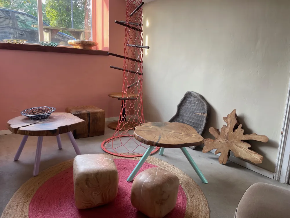 Showroom im Grindel Objekte aus Metall und Holz