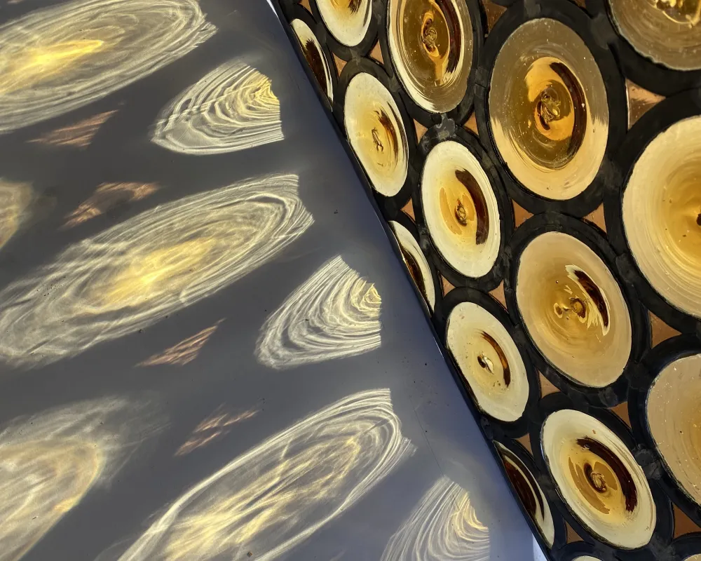 Licht durch farbiges Glas wirft farbige Schatten