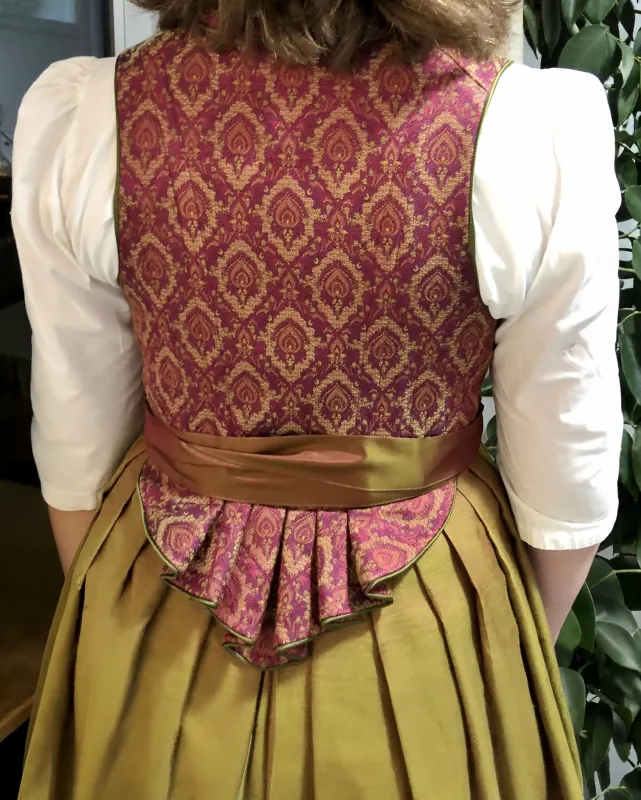 VHS Dirndlnähkurse - Dirndl-Nähkurs München Miesbach Rosenheim - Dirndl mit Schürze selber nähen - Dirndl in orange und blau - #DirndlNähkurs #Dirndlnähkurse #Dirndlnähen #DirndlSchürzenähen #DirndlNähkurse #Nähkurs #Dirndlschürze