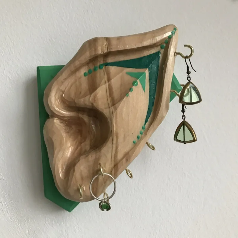 Hannah Schröder Ein geschnitztes Elfenohr mit Haken für SChmuck