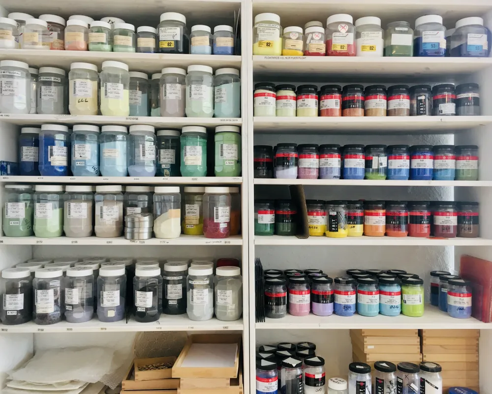 Eine große Auswahl an Farbglas und Kröseln